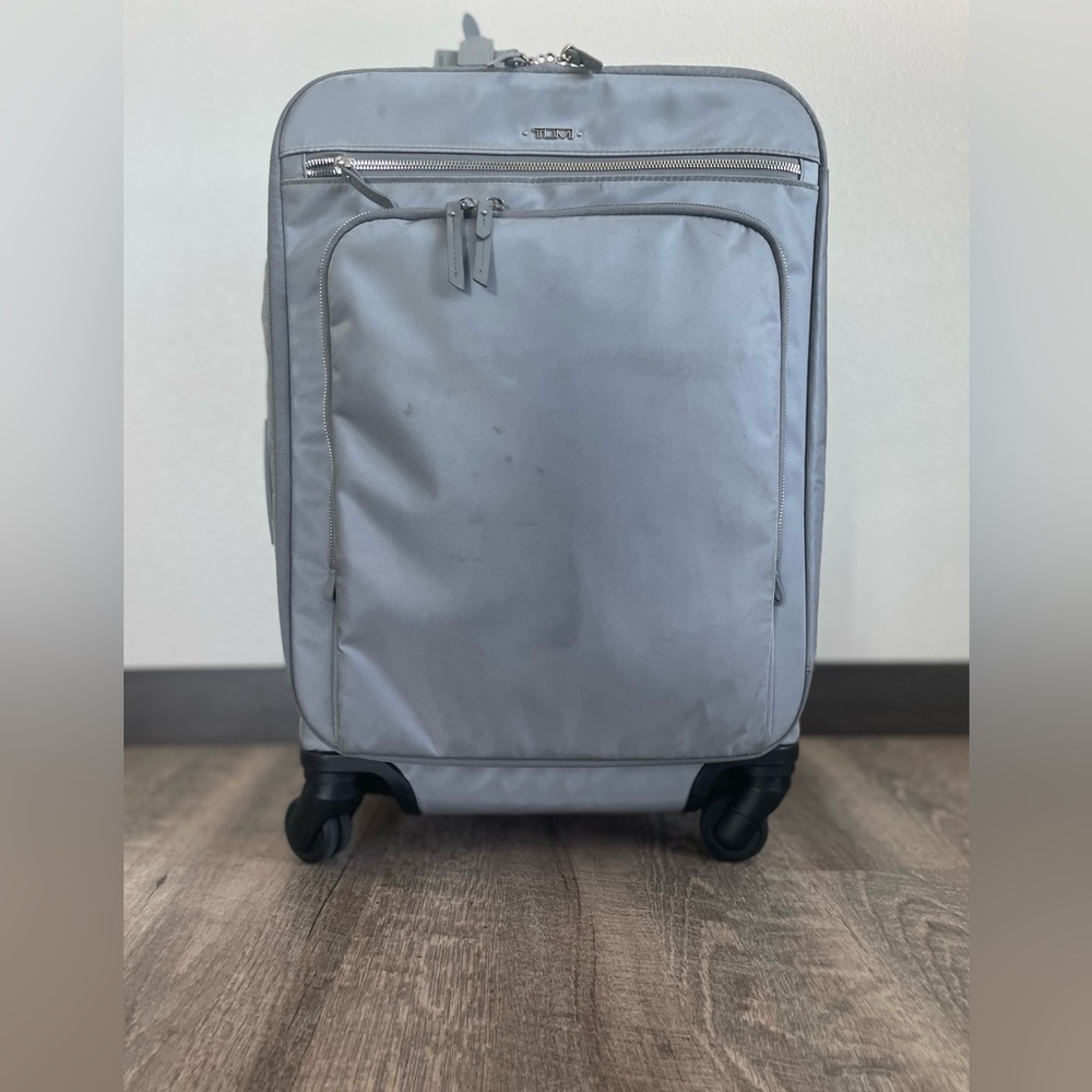 Tumi Voyager Super Leger 21-Inch Nylon 4 Wheel Spinner Carry-On
